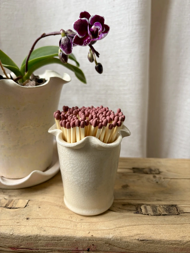 Cream crackle frilly matchstick pot with matches