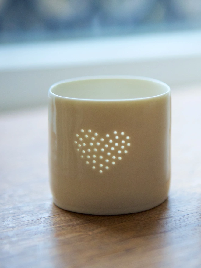 Porcelain tealight holder with a heart symbol