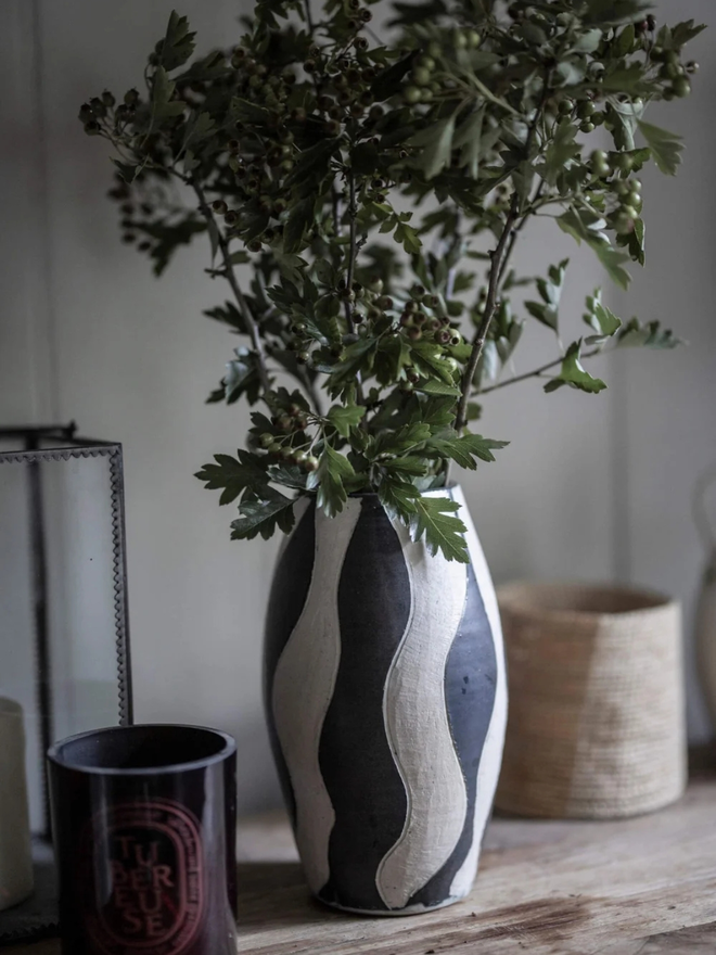 black wave porcelain vase