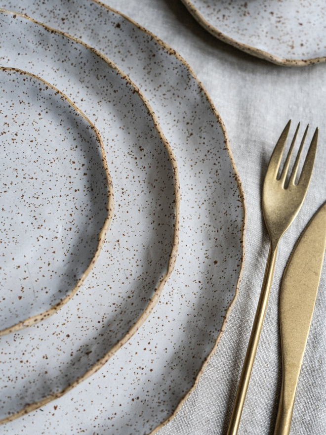 Speckled oat stoneware plate