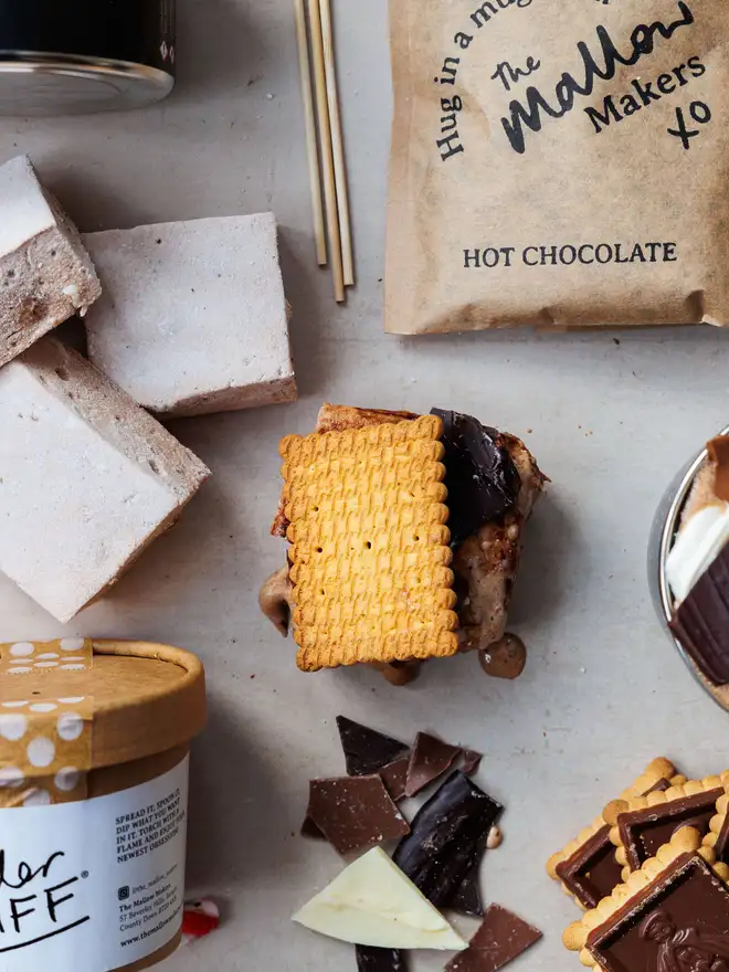 The-Mallow-Makers-close-up-of-toasted-marshmallow-between-two-biscuits