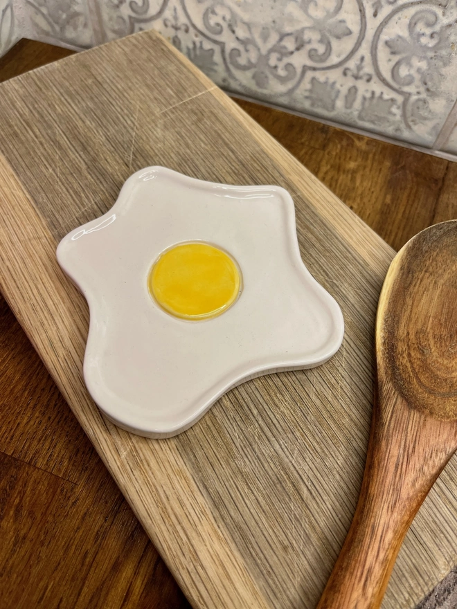 Ceramic fried egg spoon rest