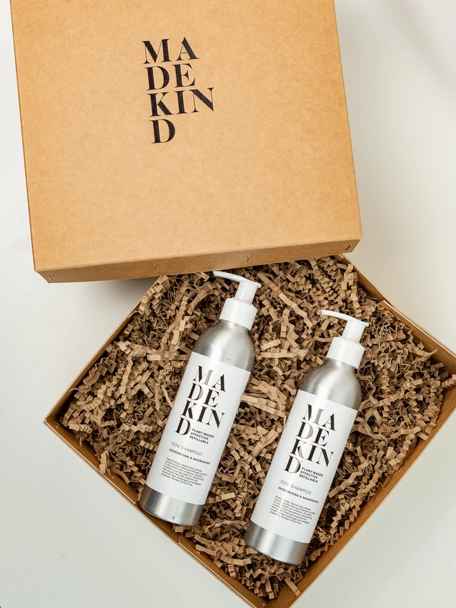 Eco gift box with dog shampoo and fur detangled