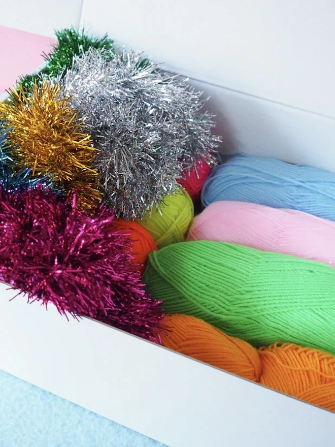 XL Tinsel Pom Pom Wreath Kit 