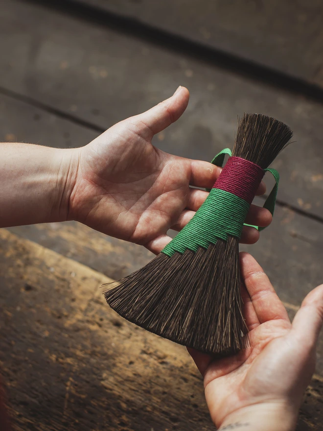 Handmade arenga brush - green / burgundy