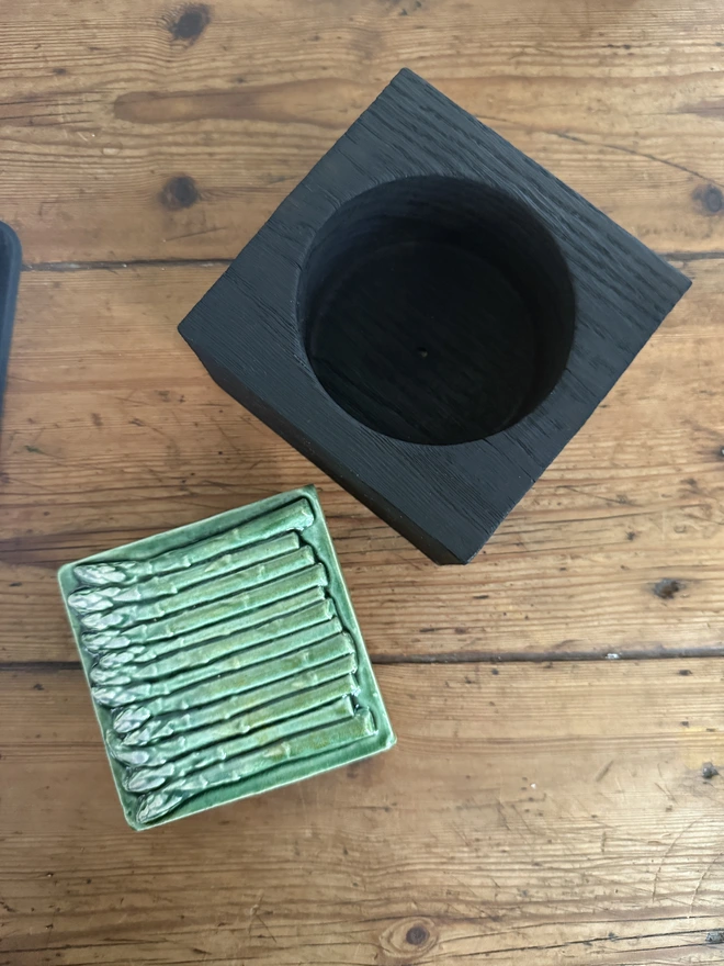 Oak storage pot with asparagus lid