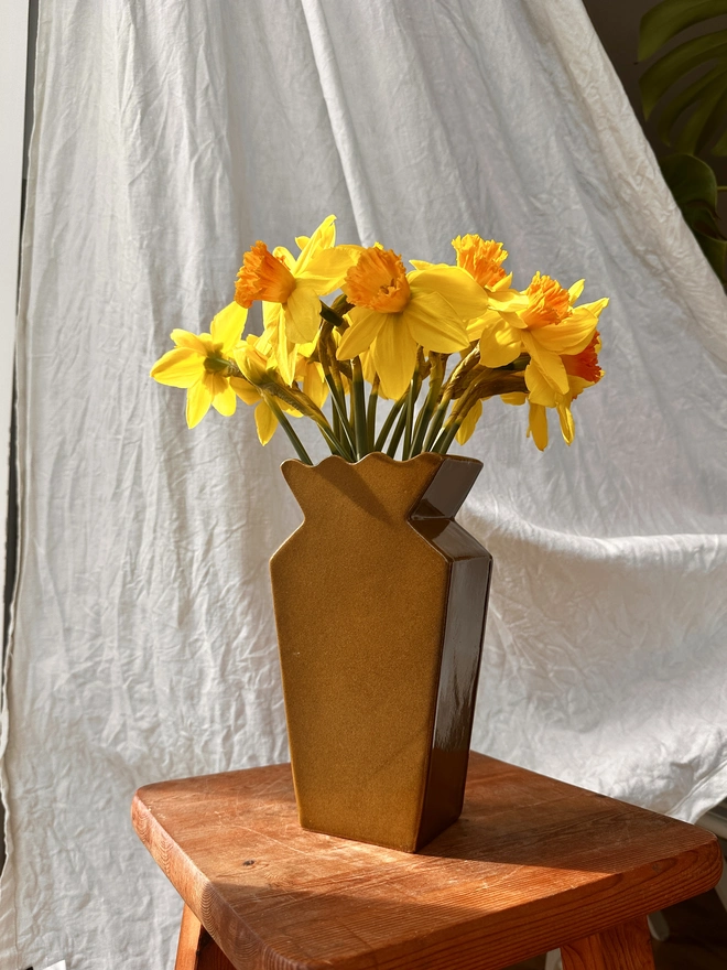 Honey wavy top vase