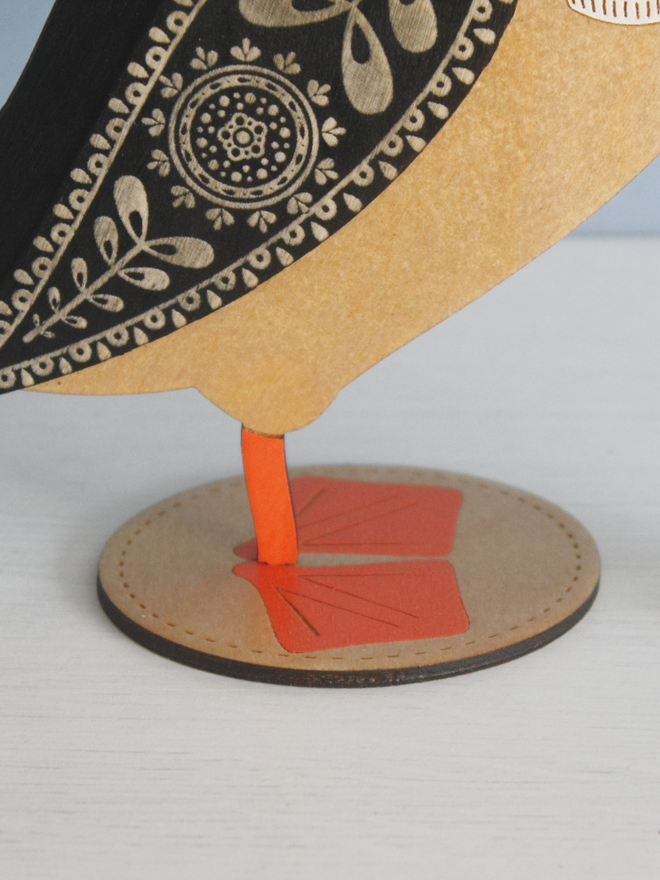 Festive Christmas Hand Painted Wooden Standing Puffin Bird Decoration Foot Detail