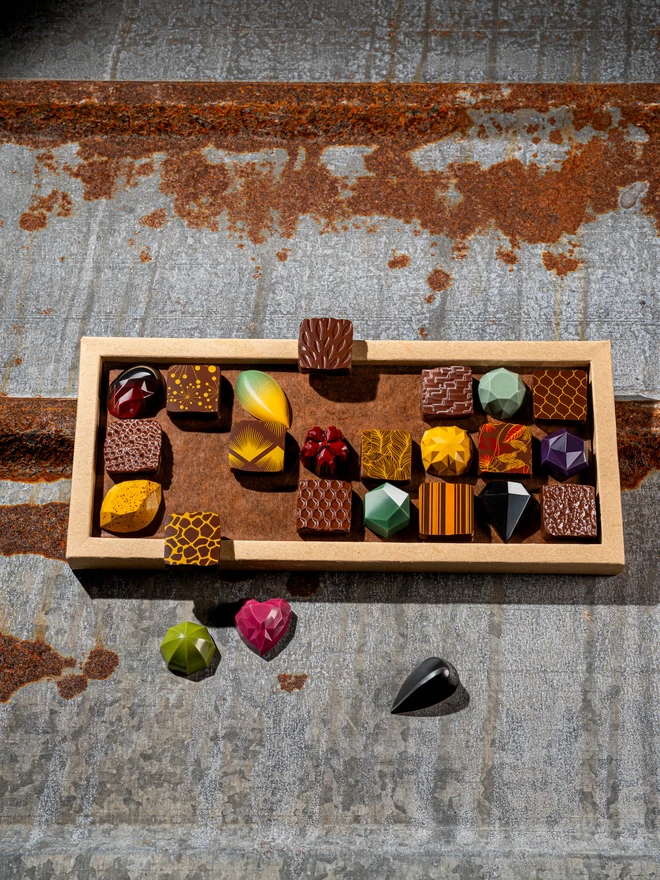 24 colourful bonbons in a eco-friendly box
