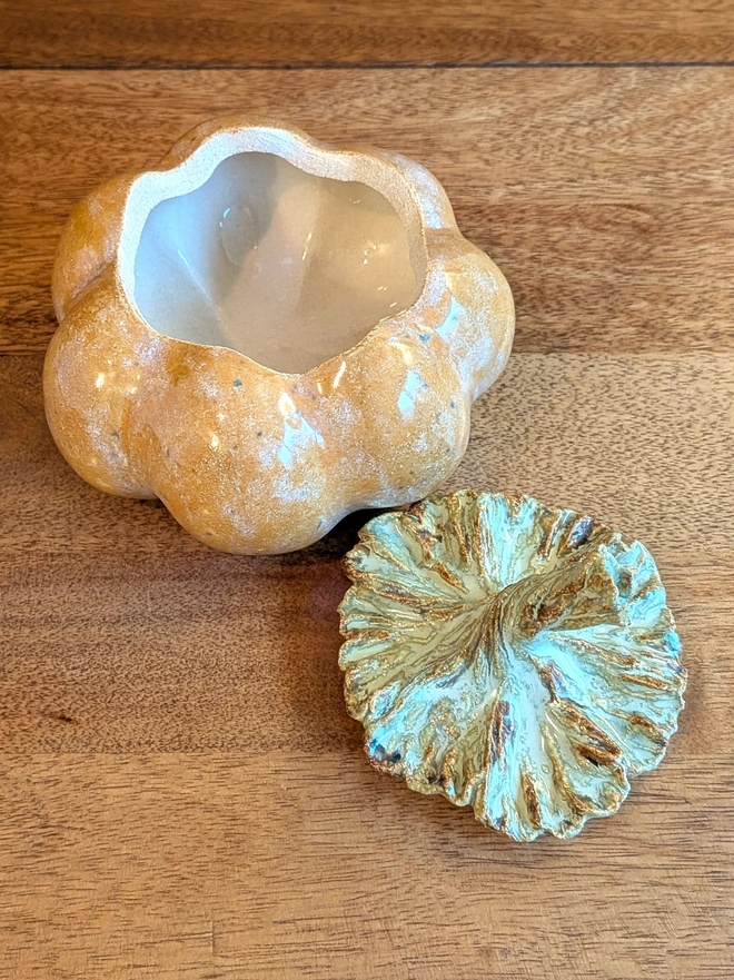 Pumpkin storage pot with lid