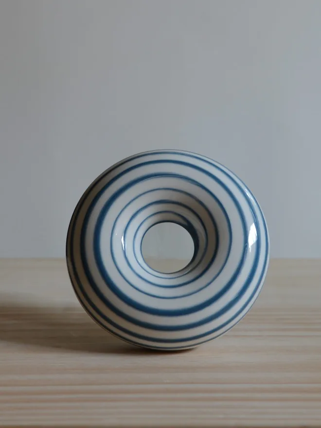 Avocado Planter White & Blue
Handmade porcelain avocado planter with carved blue pattern, designed to hold an avocado seed for sprouting