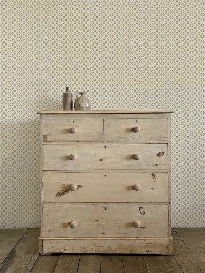 lattice illustrated wallpaper. a white background wallpaper with a yellow lattice pattern on a wall.