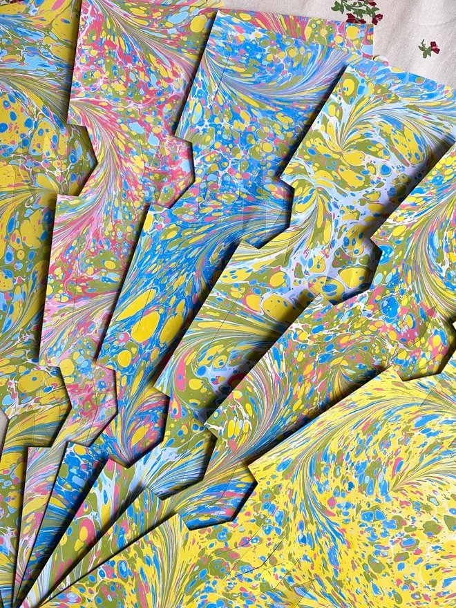 Hand-marbled Christmas crackers - mixed colours