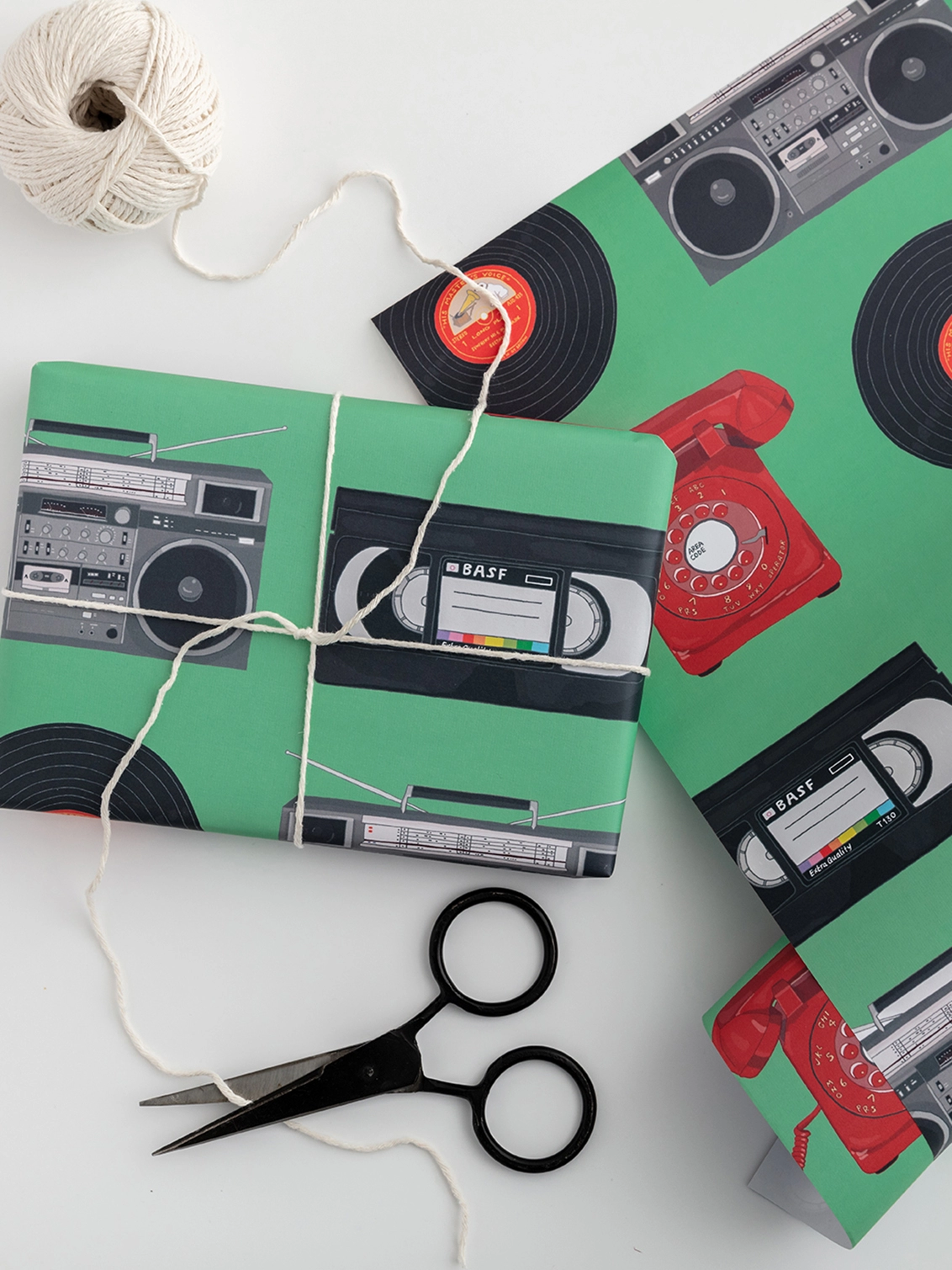 Retro 80s icons gift wrap 