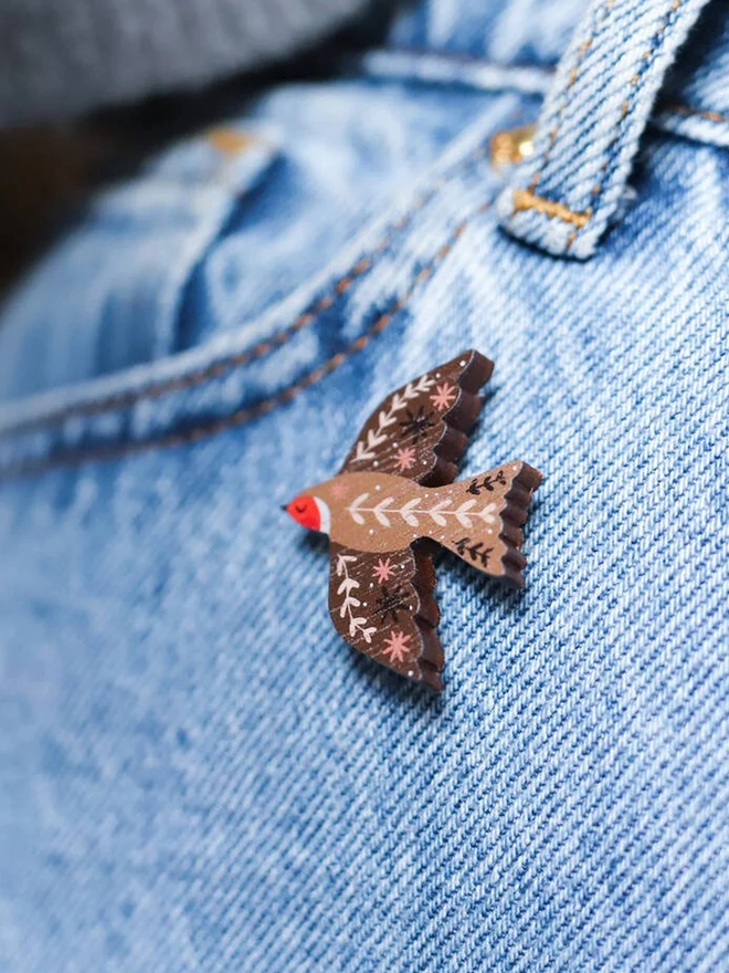 Robins appear when loved ones are near wooden pin badge