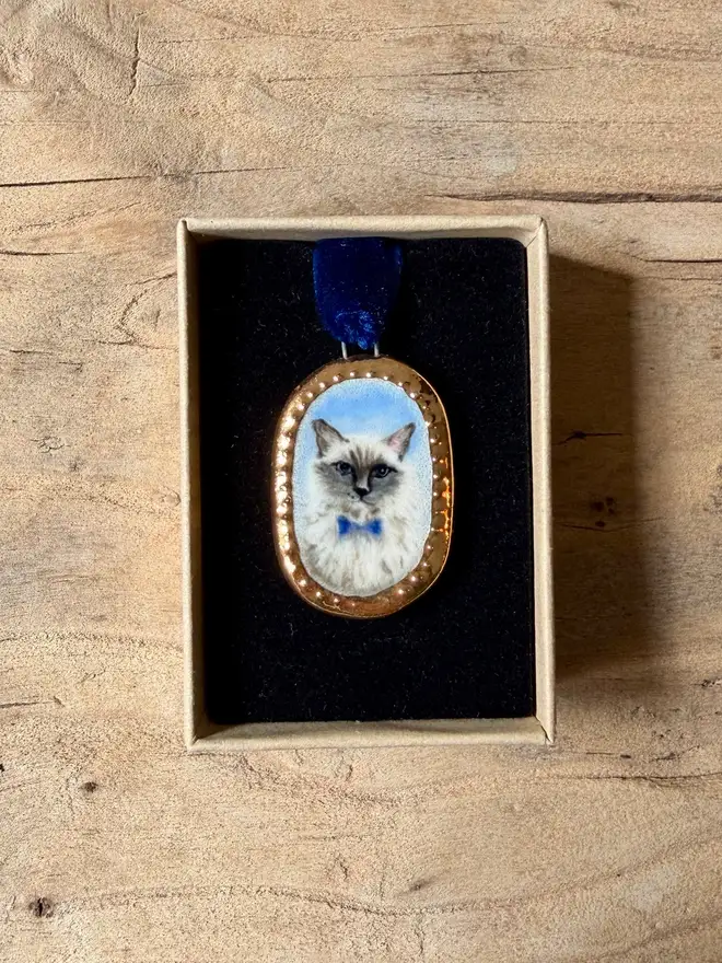 custom pet portrait pendant miniatures. a miniature painted cat portrait in a pendant frame.