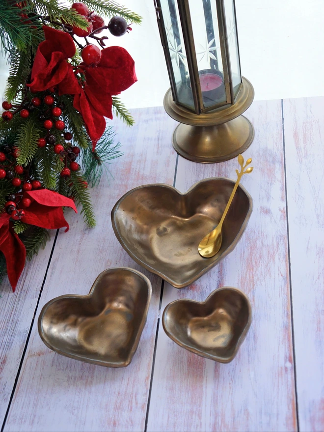 gold nesting heart bowls, heart bowls, nesting bowls, ceramic heart bowls, gold heart bowls, gold nesting bowls, christmas nesting bowls, christmas heart bowls, Jenny Hopps Pottery, metallic bowls