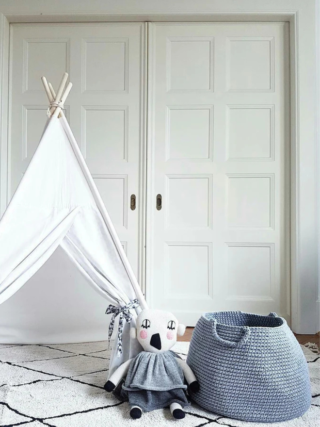 Zuri House. XL dark grey basket.