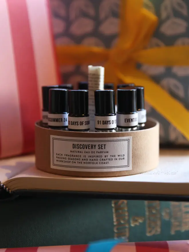 Set of 10 mini vials of perfume in a gift box