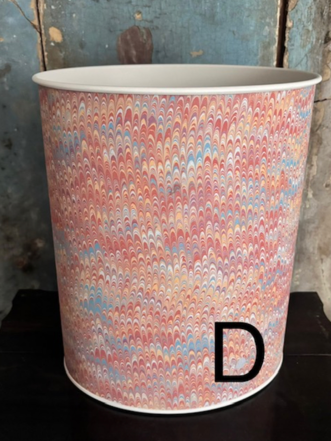 Oval Waste Paper Bin. A bin in D