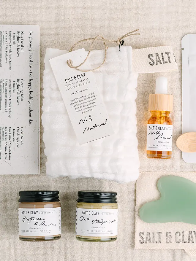 Organic cotton face cloth in a pampering gift kit. Natural vegan products combined in a facial gift kit. A pampering treat. 
