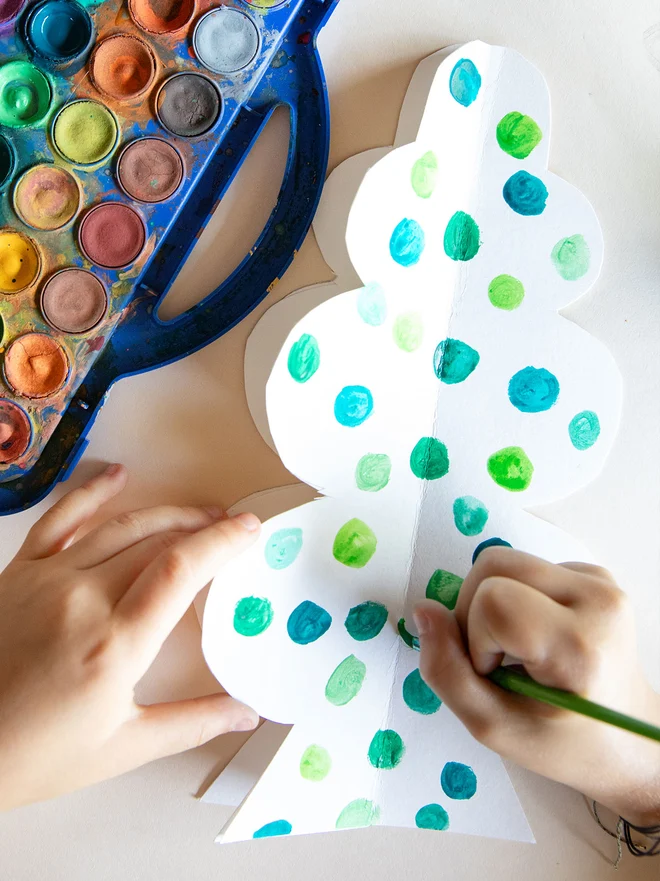 Make your own mini Christmas tree to decorate the table