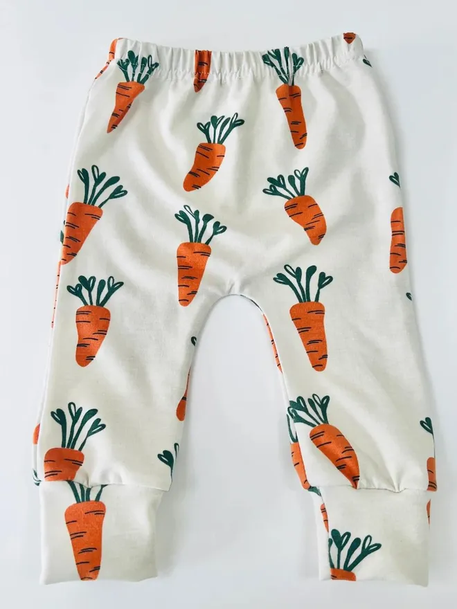 Organic Cotton leggings in Oat “Baby Carrots" Print.