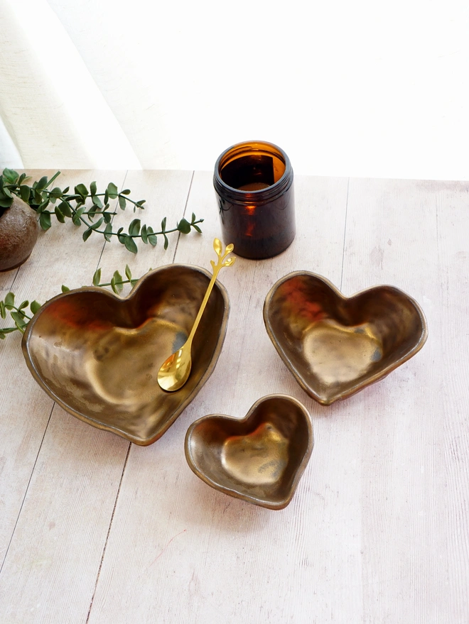 CERAMIC HEART NESTING BOWLS, GOLD HEART BOWLS, JENNY HOPPS POTTERY, NESTING BOWLS, HEART DISHES, CERAMIC GIFT, GOLD BOWLS, CHRISTMAS BOWLS, CHRISTMAS TABLEWARE