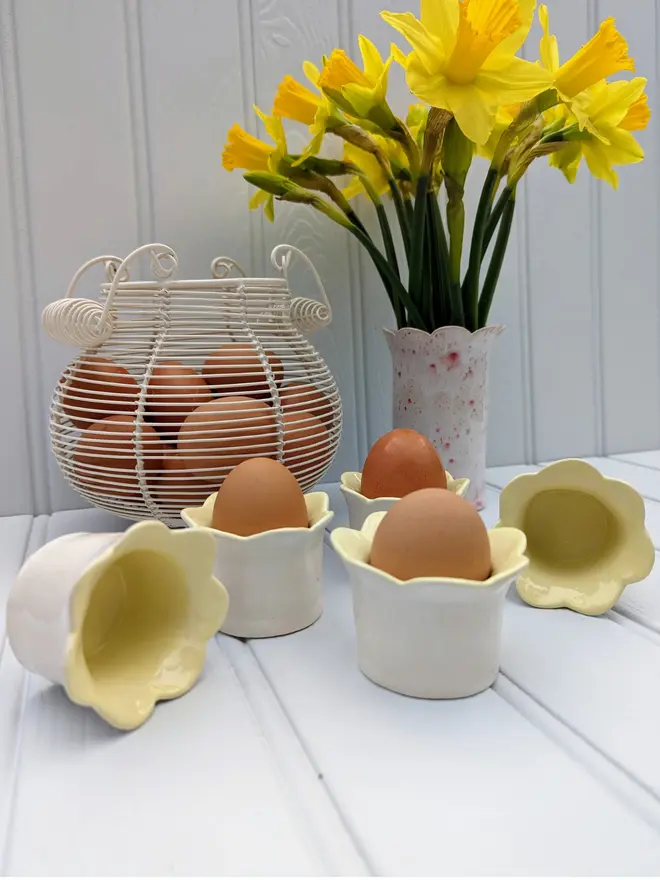 Dasiy Egg cup with yellow flowers and eggs in 