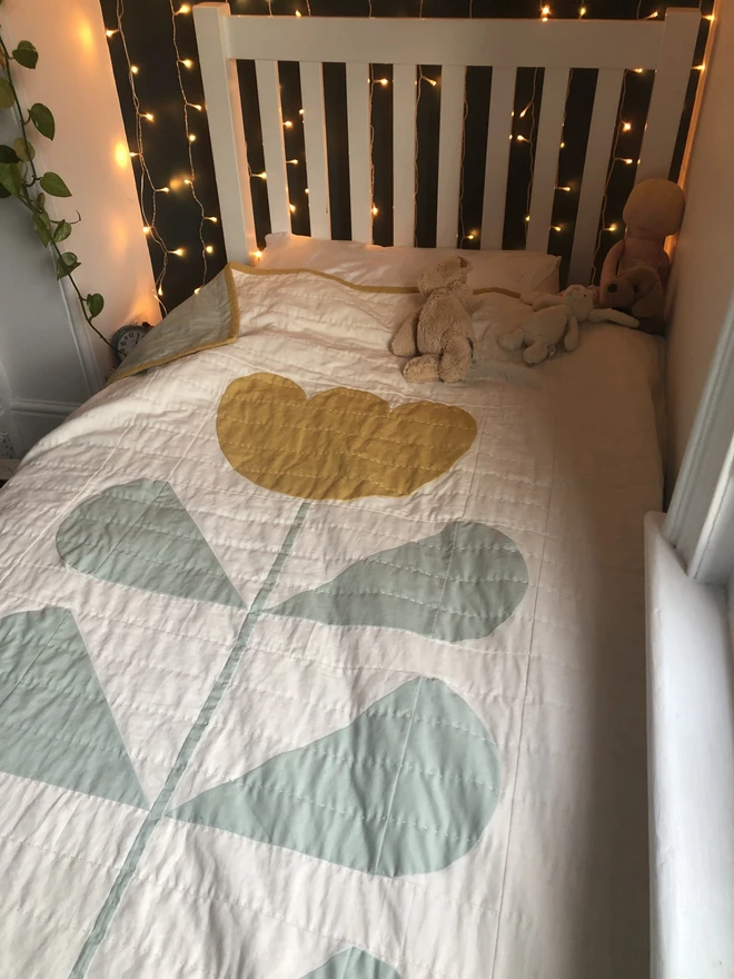 Grow & Bloom Yellow Single Quilt. Yellow flower quilt on single bed.
