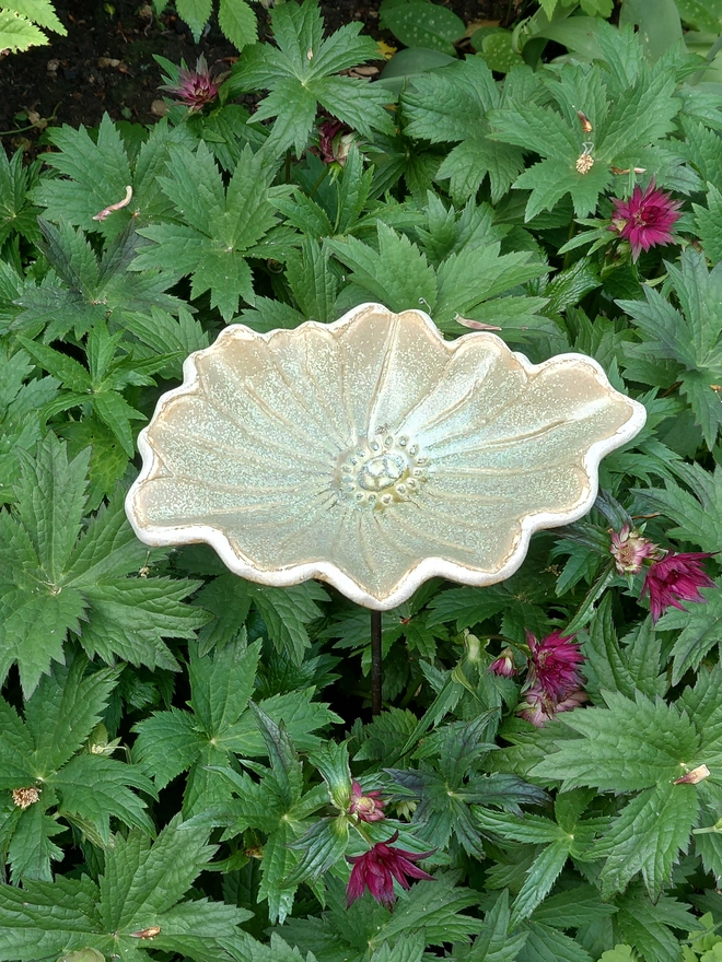 Daisy flower bird bath on brass rod