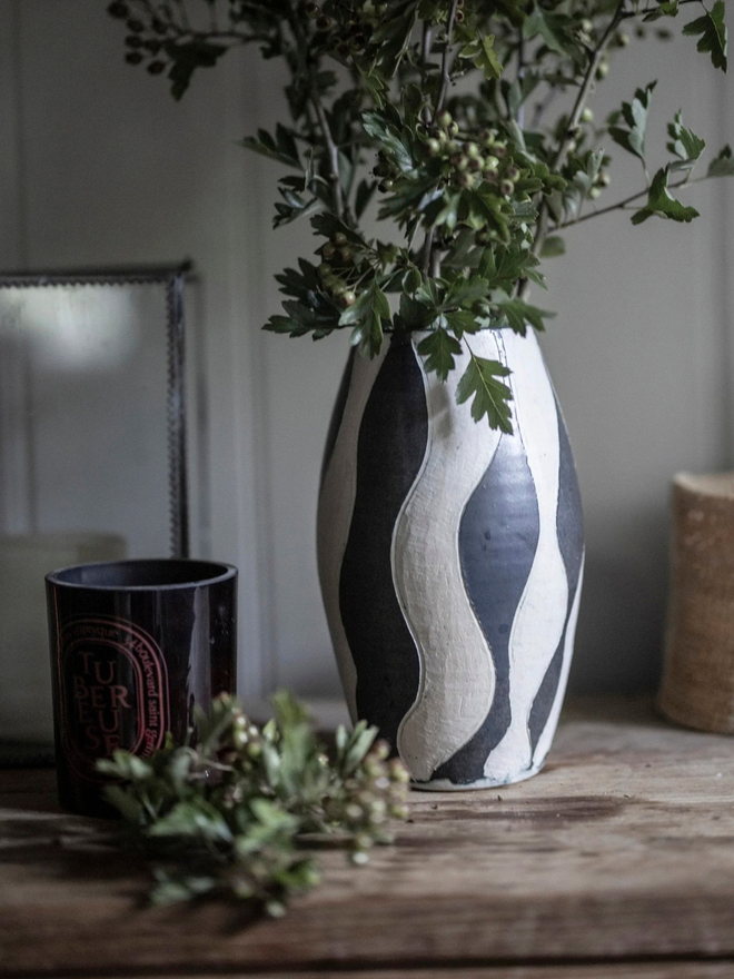 black wave porcelain vase