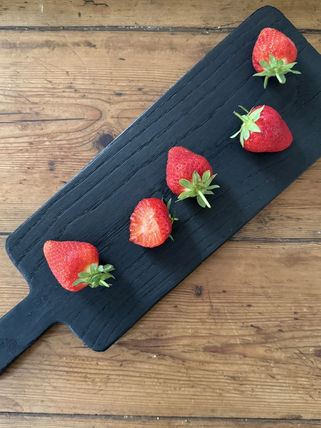 Small reversible board black side with strawberries small