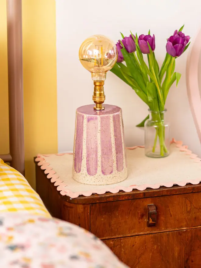 Faceted small table lamp in pink