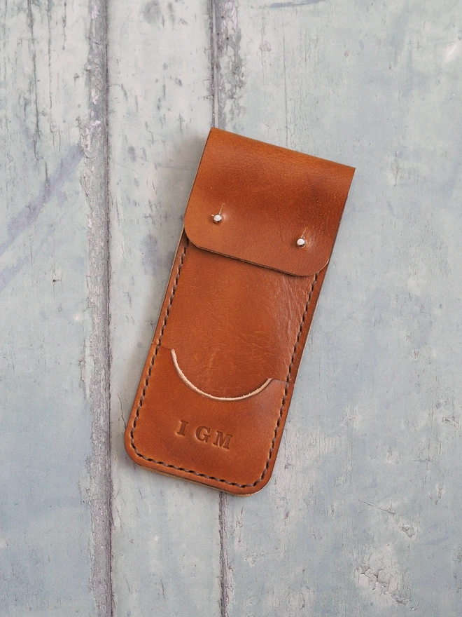 Personalised leather darts sleeve. A slim carry case designed for darts and their flights. Personalised with initials on the front pocket.