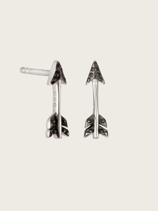 Aim arrow stud silver