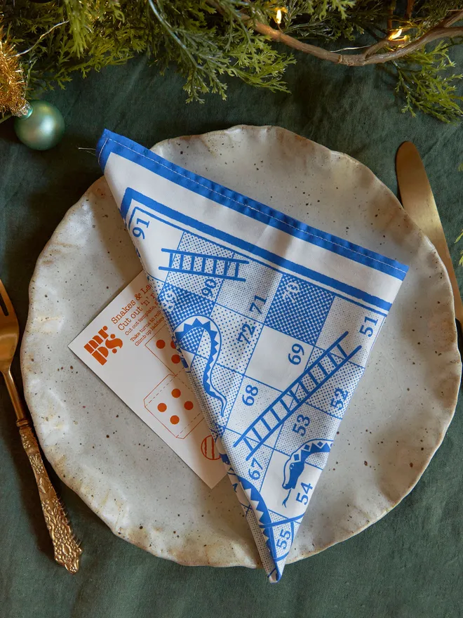 Snakes and ladders napkin Christmas table