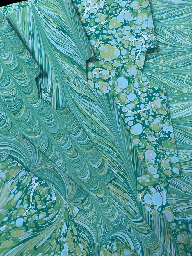 Hand-marbled green luxury Christmas crackers