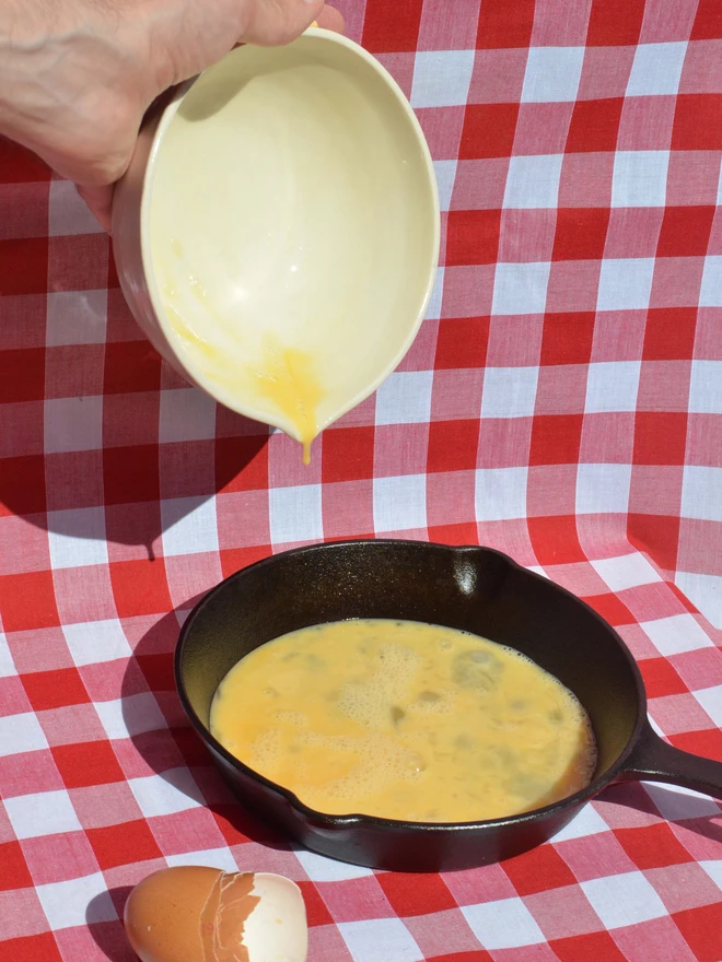 Farfalle pasta mixing bowl with spout