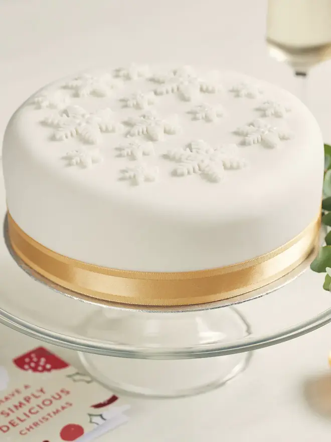 Large Fully Iced Christmas Cake With Whisky Gift Box