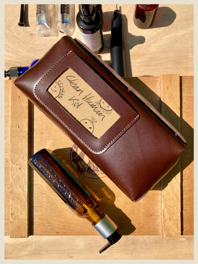 Puffin Pocket in Chestnut Leather for keeping things together 