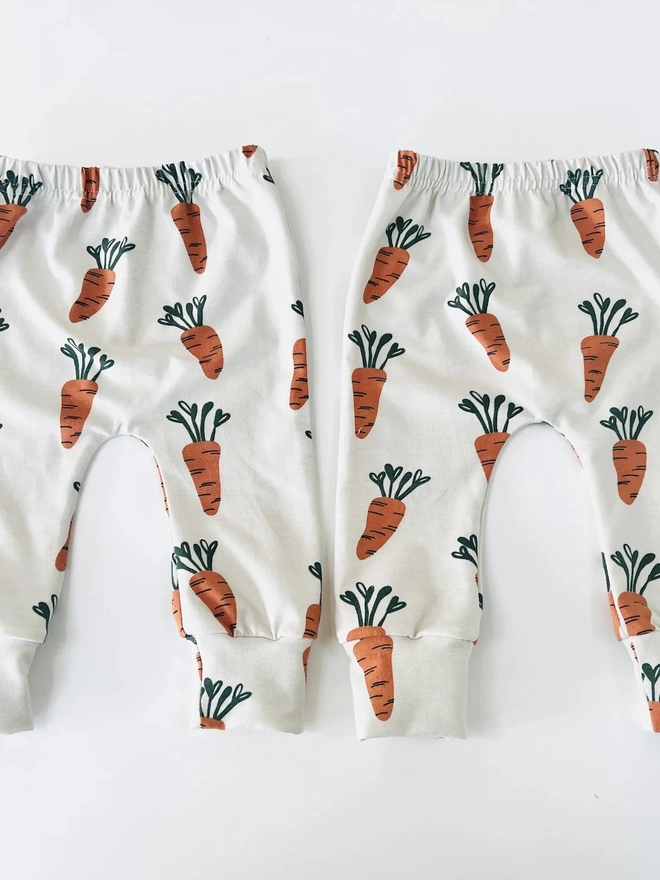 Organic Cotton leggings in Oat “Baby Carrots" Print.