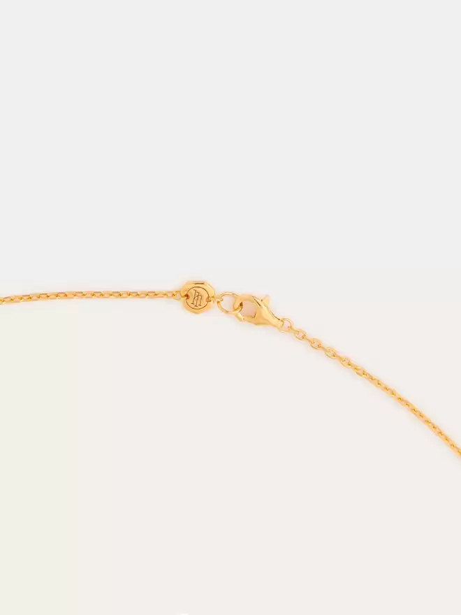 Lobster clasp detailing of a fine chain gold necklace