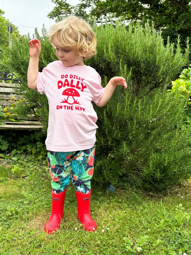 hello DODO Kids T-shirt "Do Dally Dally on The Way" with Red Mushroom design