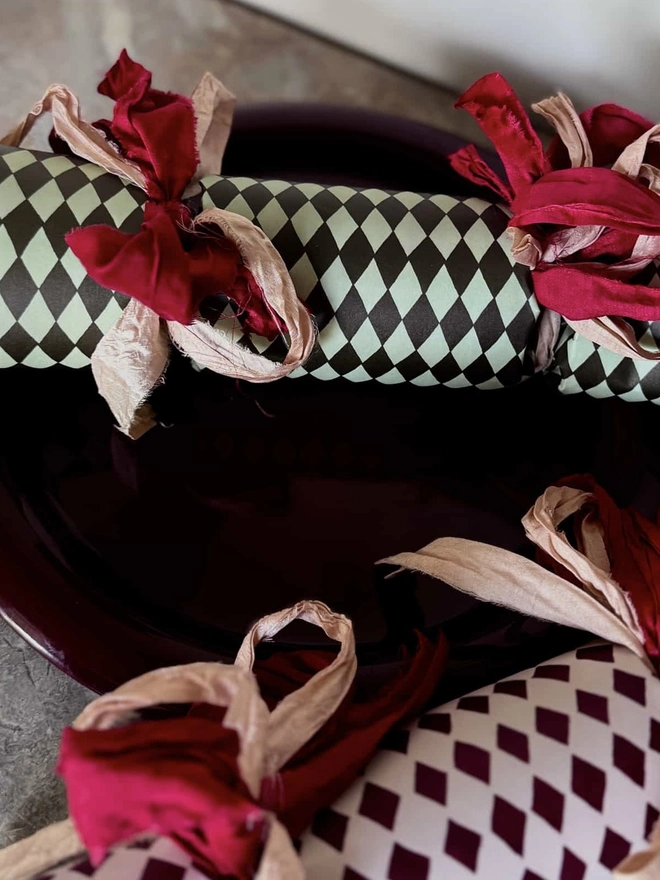 Mixed Harlequin Christmas crackers 