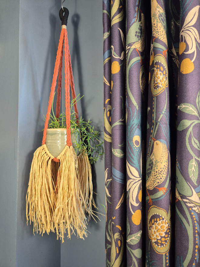 Handmade macrame raffia plant hanger, perfect for adding a bohemian touch or a modern touch to indoor plants. Ideal for displaying pots in living rooms or patios, this eco-friendly hanger is totally unique and complements various homes decor styles