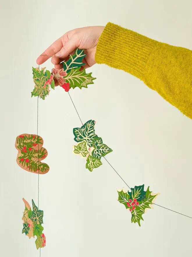 Holly And Ivy Sewn Garland (Set Of 6)