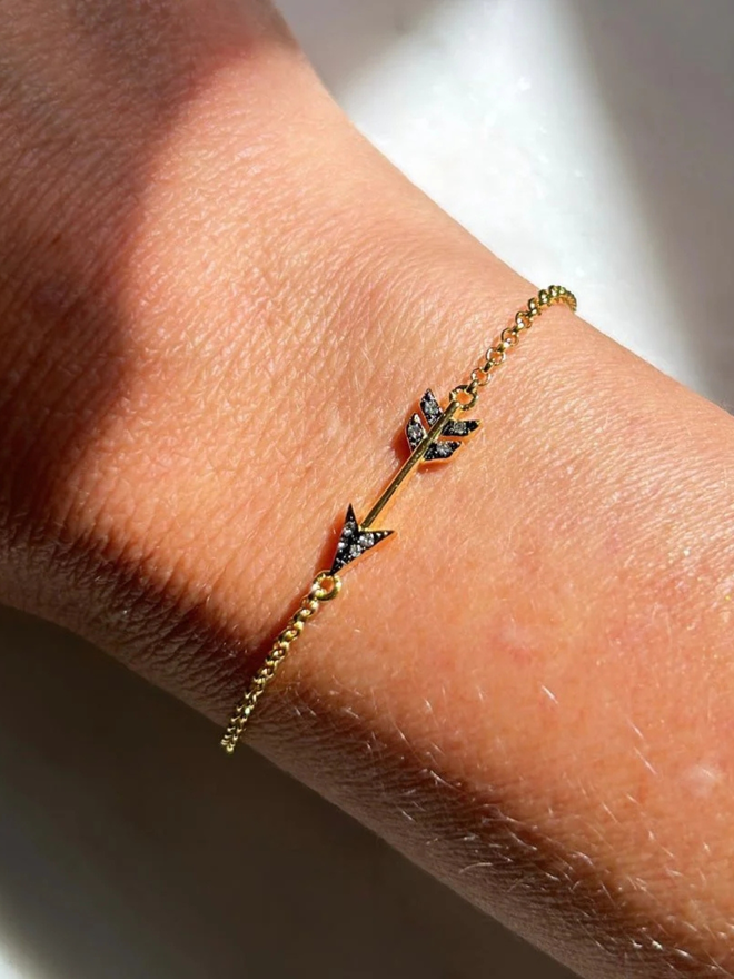 Aim arrow bracelet