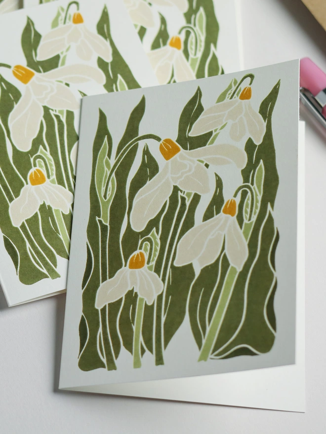 Snowdrops in the Garden notecard set with recycled kraft envelopes. Eight A6 hand-carved botanical greeting cards and matching envelopes, eco-friendly stationery perfect for thank you notes and correspondence. British flora design.