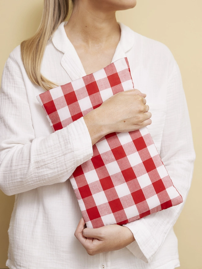 CATHERINE COLEBROOK PERSONALISED GINGHAM HOT WATER BOTTLE - RED PLAIN
